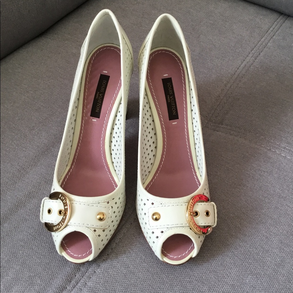 SUPER CUTE LV PUMPS 👠👠